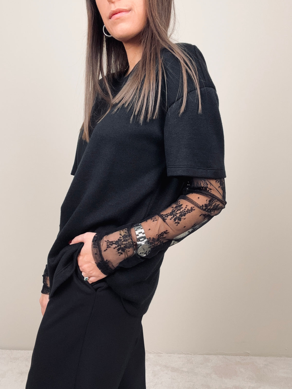 Maglia nera con maniche pizzo
