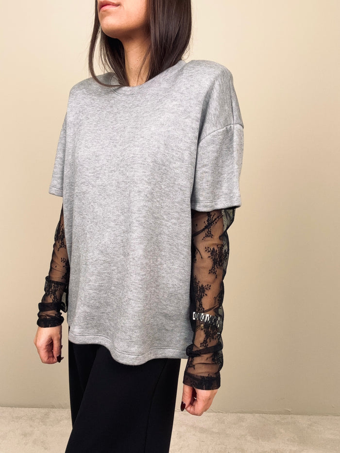 Maglia grigia con maniche in pizzo
