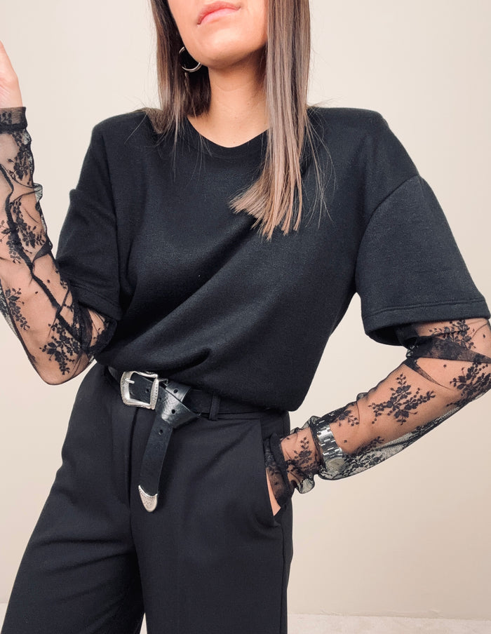 Maglia nera con maniche pizzo