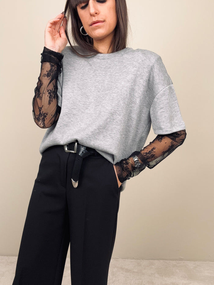 Maglia grigia con maniche in pizzo