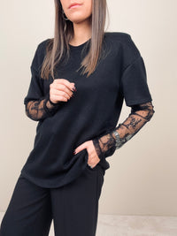 Maglia nera con maniche pizzo
