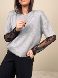 Maglia grigia con maniche in pizzo