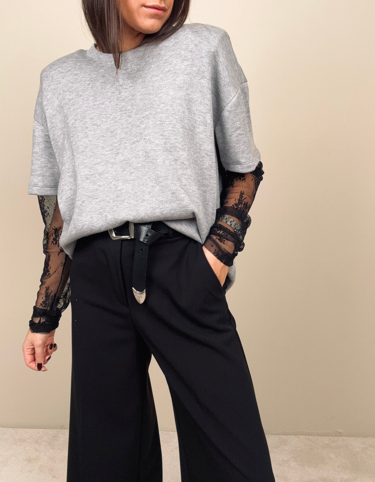 Maglia grigia con maniche in pizzo