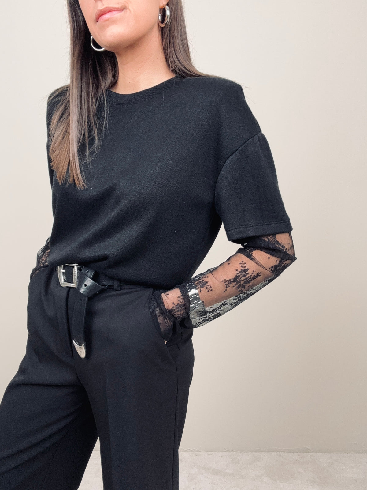 Maglia nera con maniche pizzo