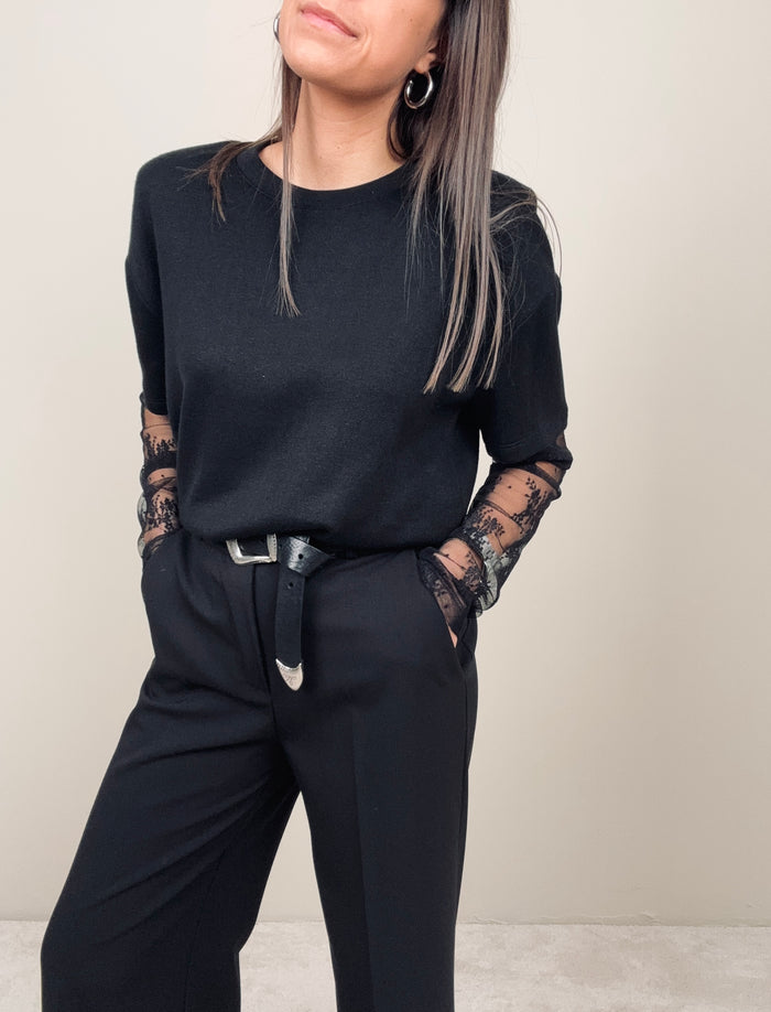Maglia nera con maniche pizzo