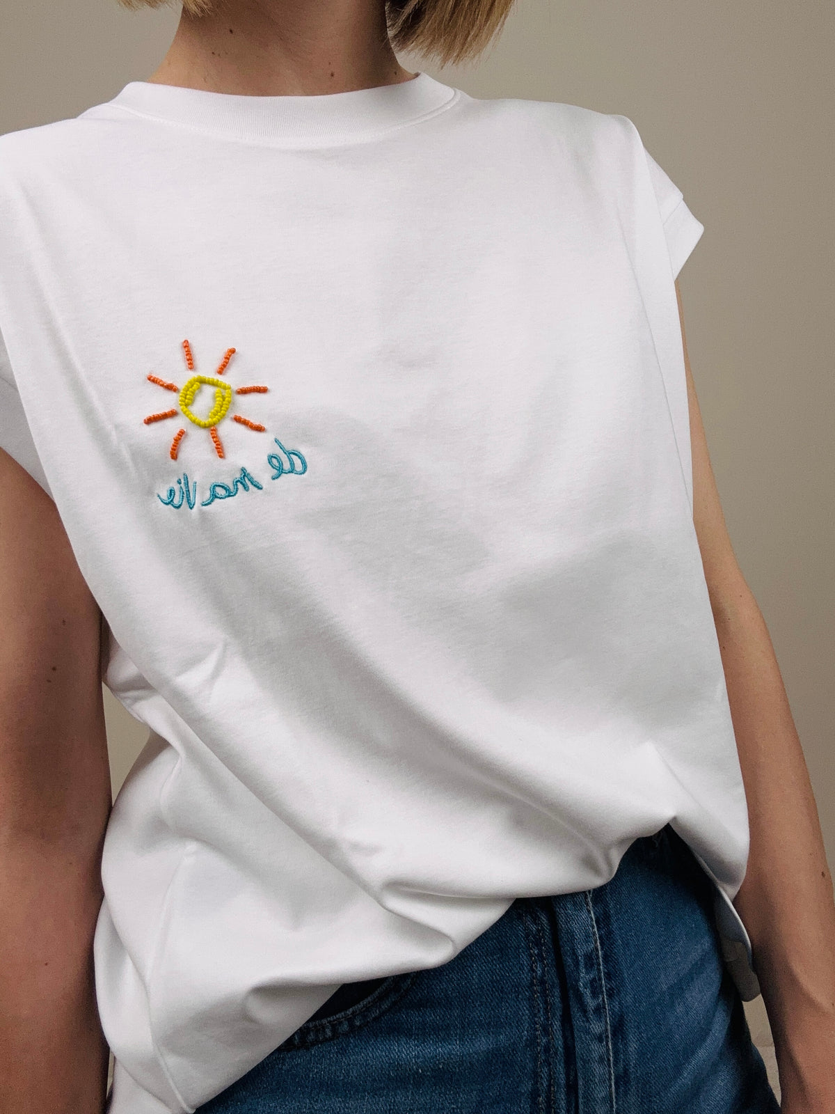 T-shirt con sole ricamato