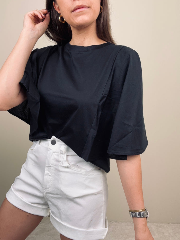 T-shirt nera con manica a campana