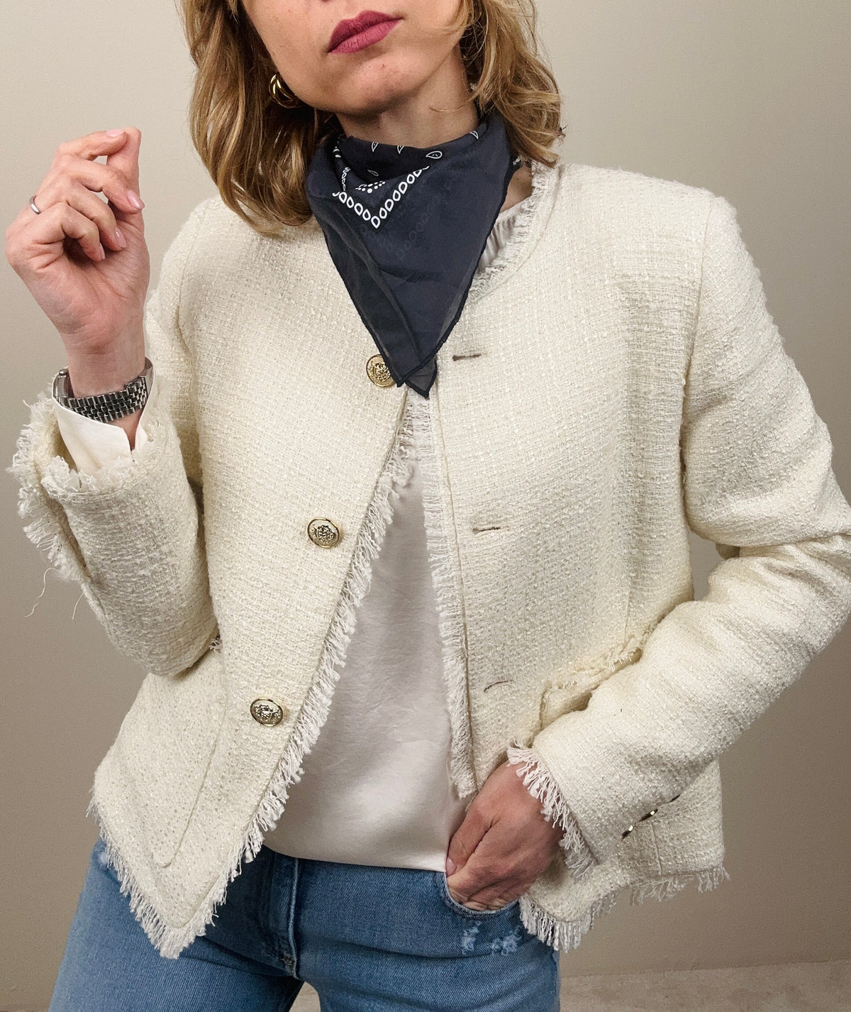 Chanel burro con bottoni gioiello