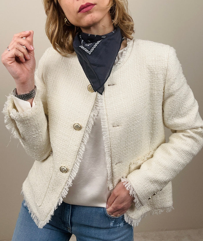 Chanel burro con bottoni gioiello