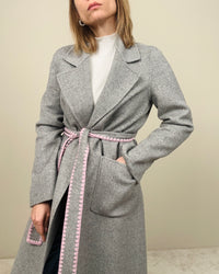 Cappotto grigio con dettagli rosa