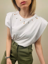 T-shirt con fiori ricamati