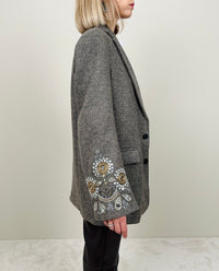 Blazer spinato con applicazioni
