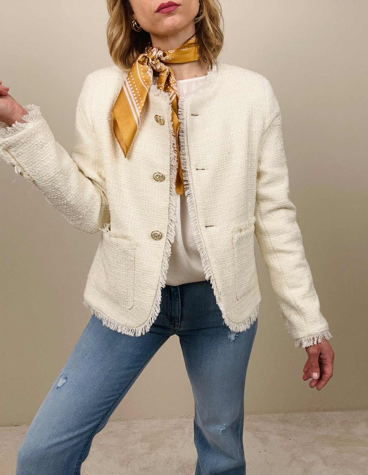 Chanel burro con bottoni gioiello