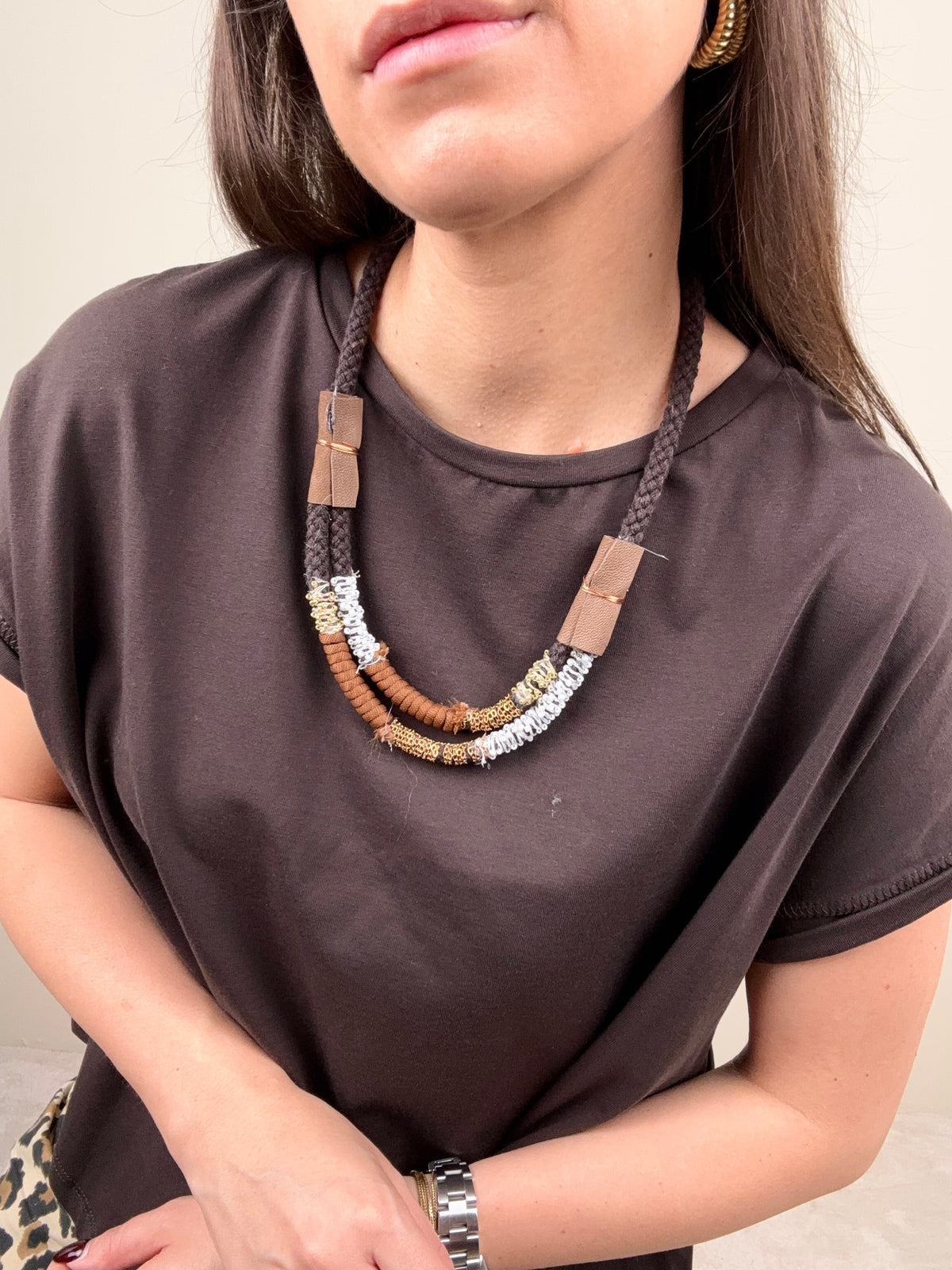 T-shirt cioccolato con collana