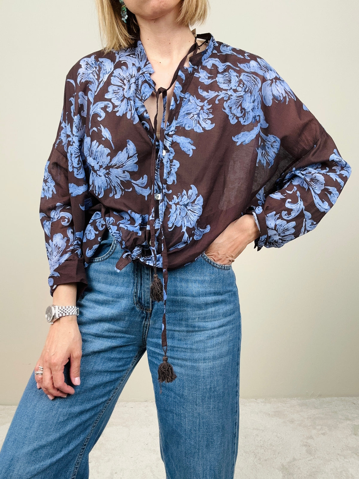 Camicia in mussola in fantasia con disegno azzurro