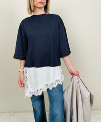 T-shirt con abbassamento in pizzo (più colori)