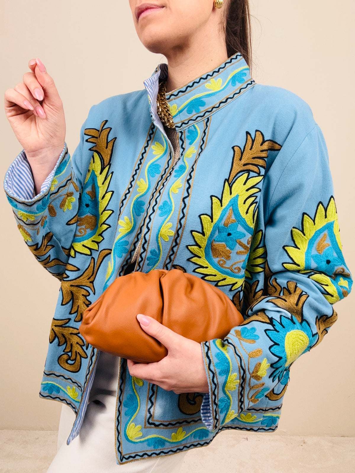 Giacca azzurra ricamata