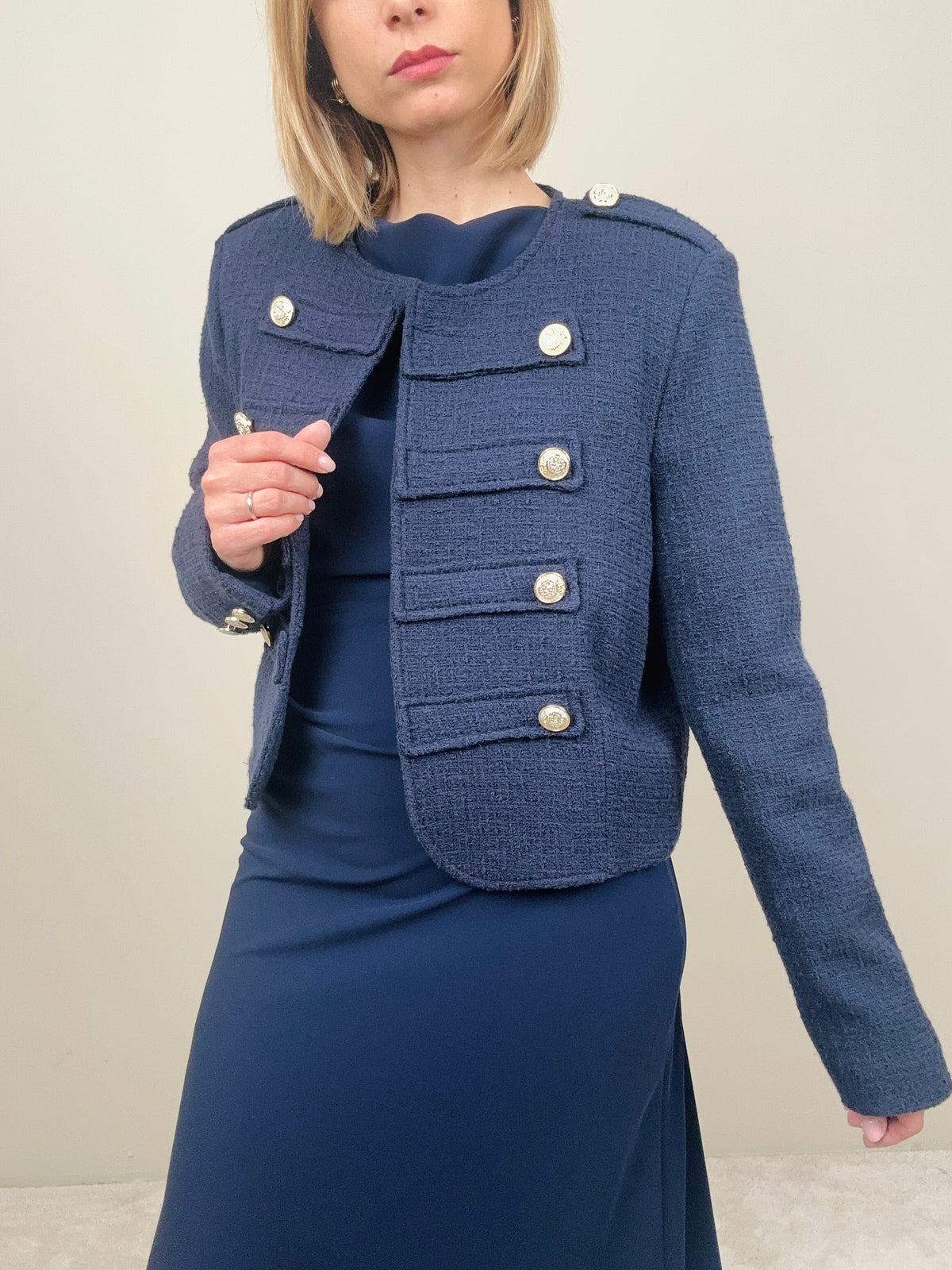 Giacca blu con bottoni dorati