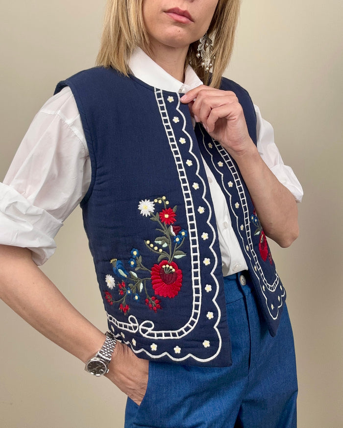 Gilet blu con ricami
