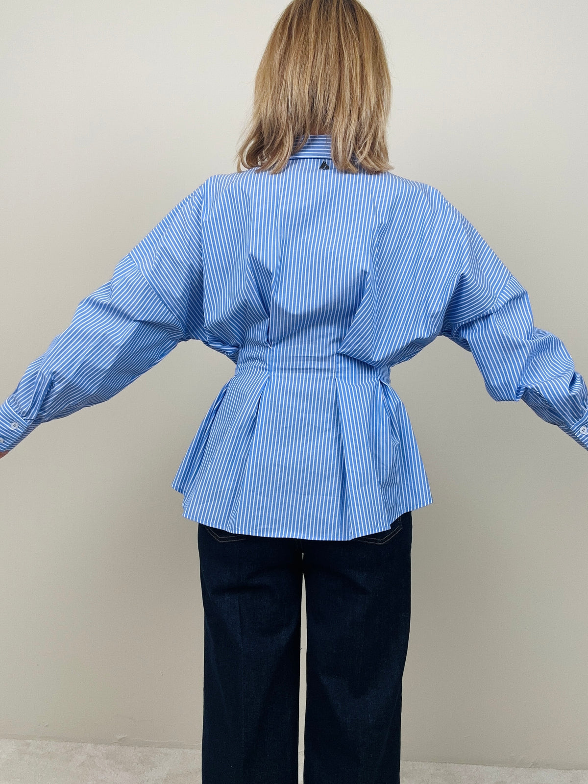 Camicia a righe stretta in vita