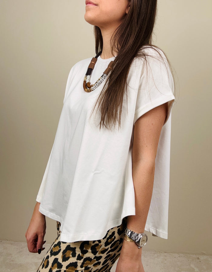 T-shirt bianca con collana