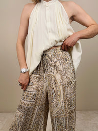Pantalone in fantasia nei toni chiari
