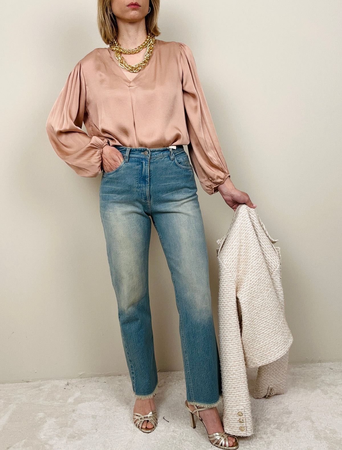 Jeans sfrangiato sul fondo