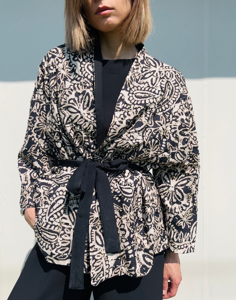 Kimono nero e sabbia