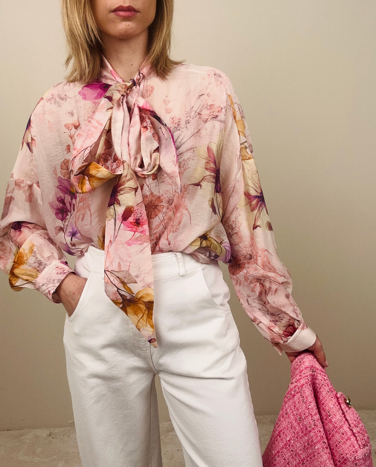 Camicia floreale rosa con fiocco