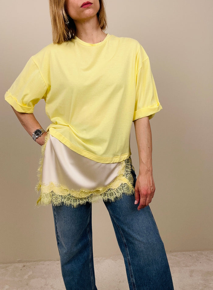 T-shirt con abbassamento in pizzo