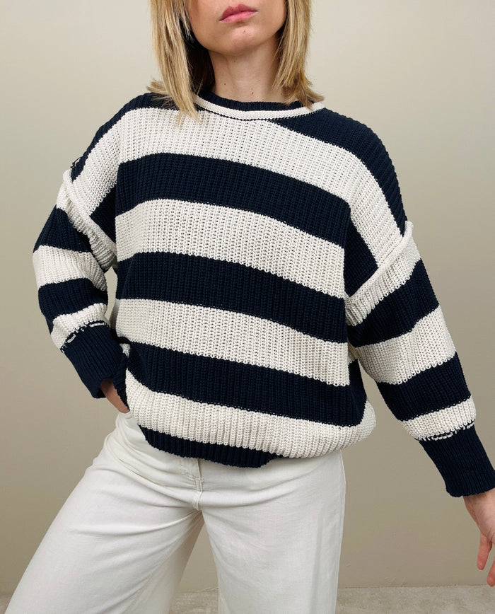 Maglione a righe bianche e blu