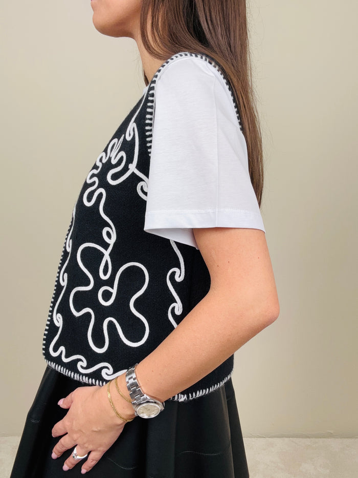 Gilet nero con ricamo