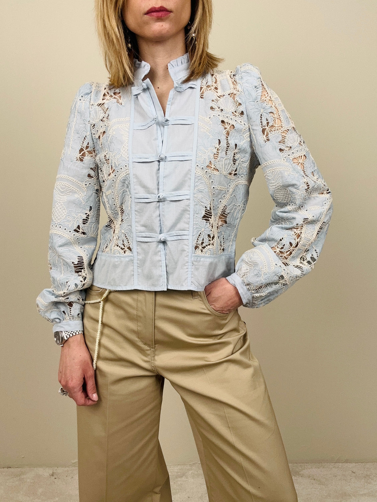 Camicia cielo con alamari