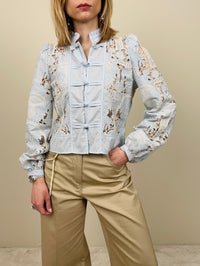 Camicia cielo con alamari