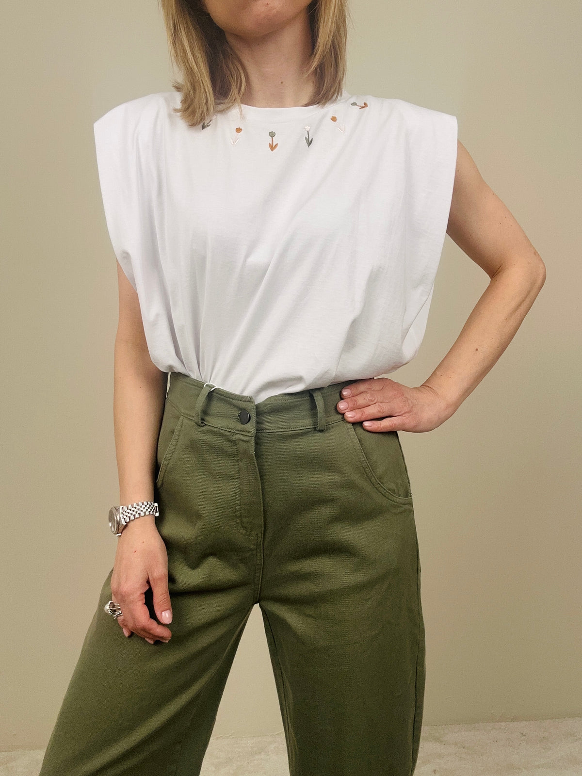 T-shirt con fiori ricamati