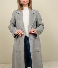 Cappotto grigio con dettagli rosa