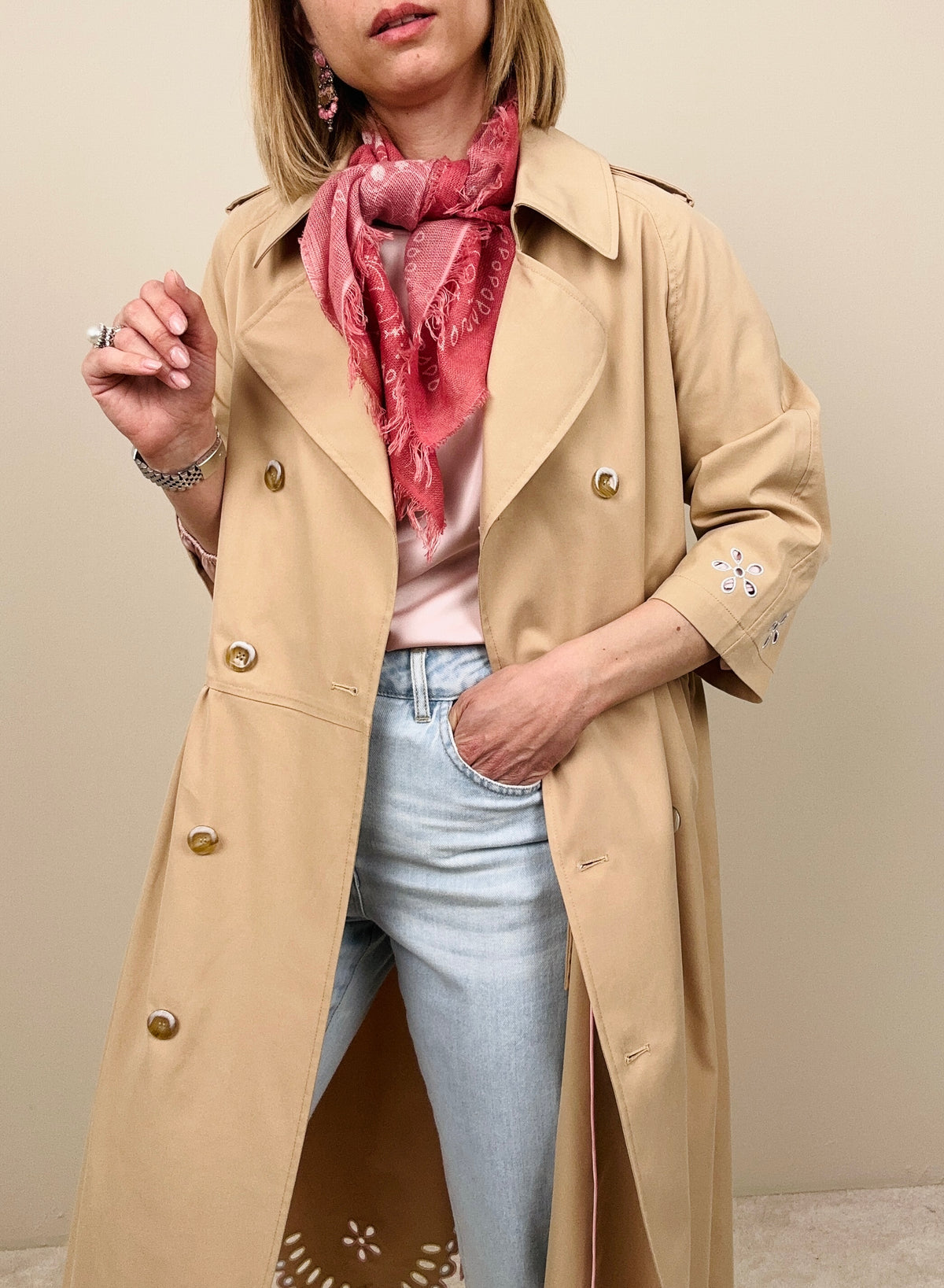 Trench con ricami