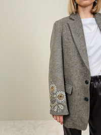 Blazer spinato con applicazioni