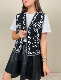 Gilet nero con ricamo