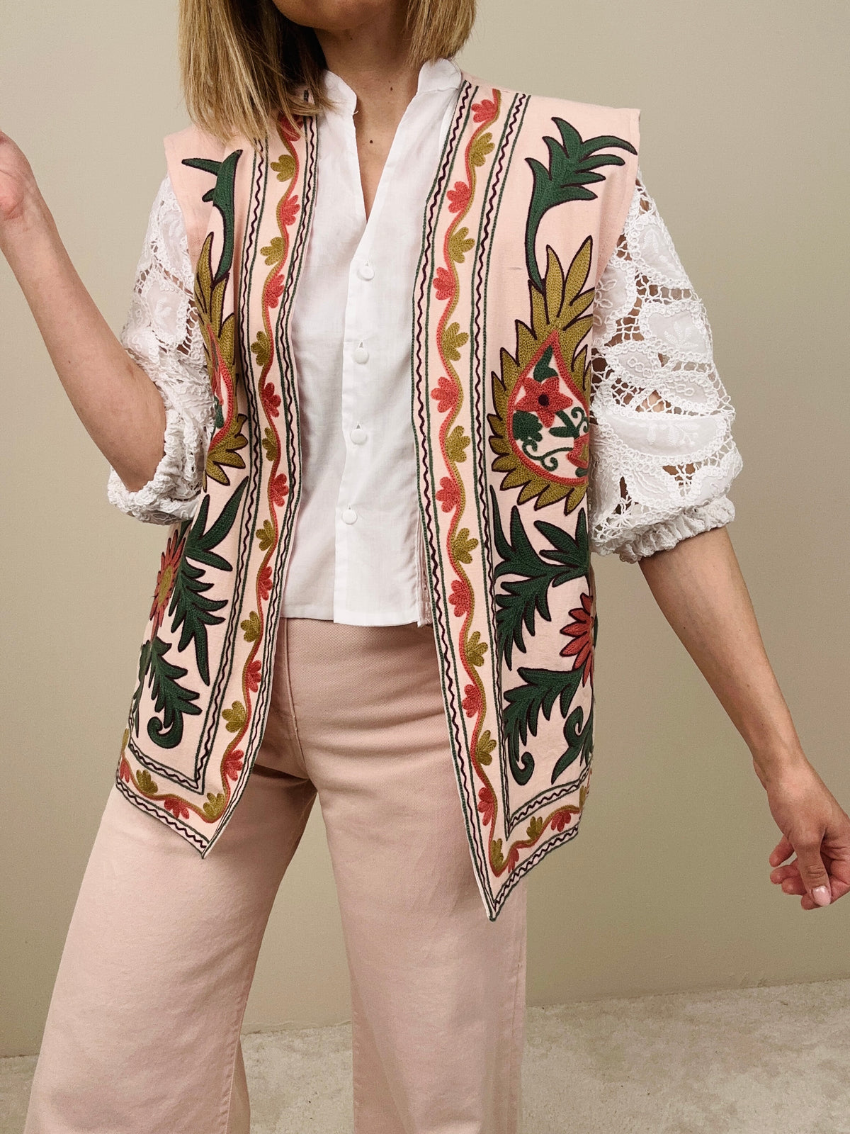Gilet rosa ricamato