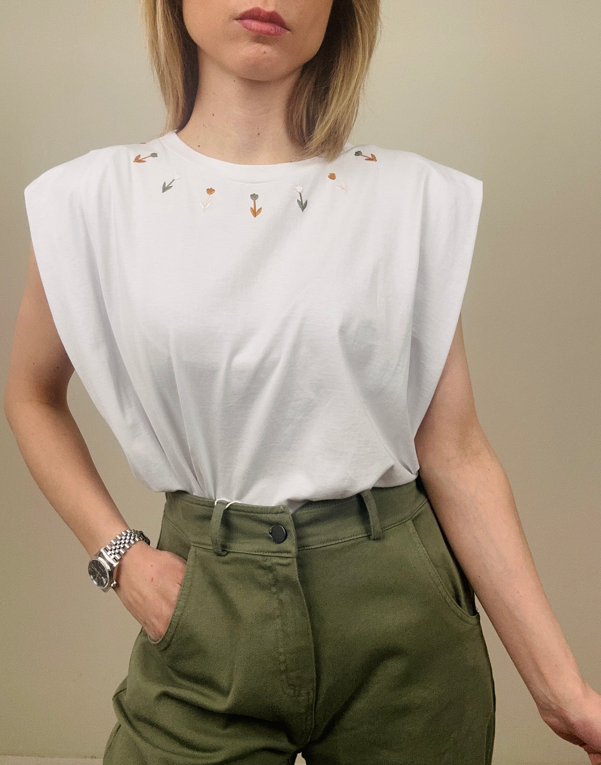 T-shirt con fiori ricamati