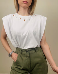 T-shirt con fiori ricamati