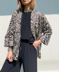 Kimono nero e sabbia
