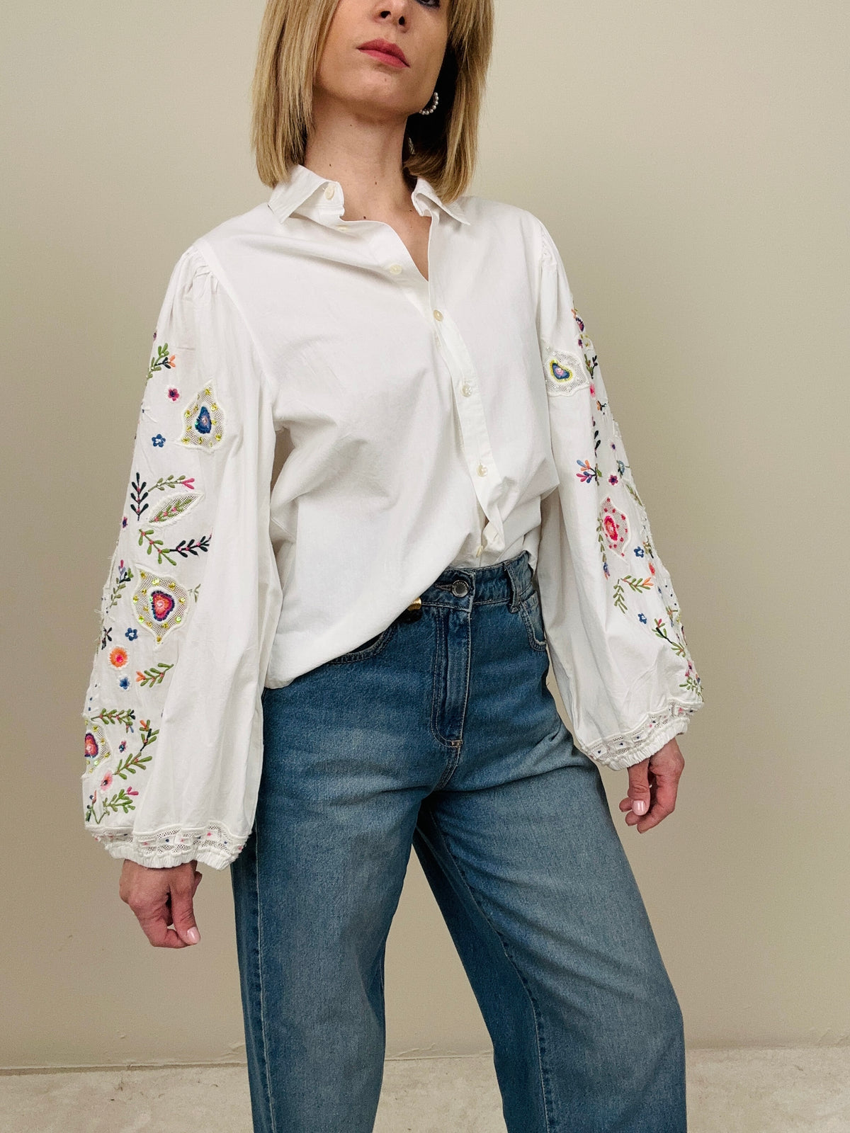 Camicia con ricami nelle maniche