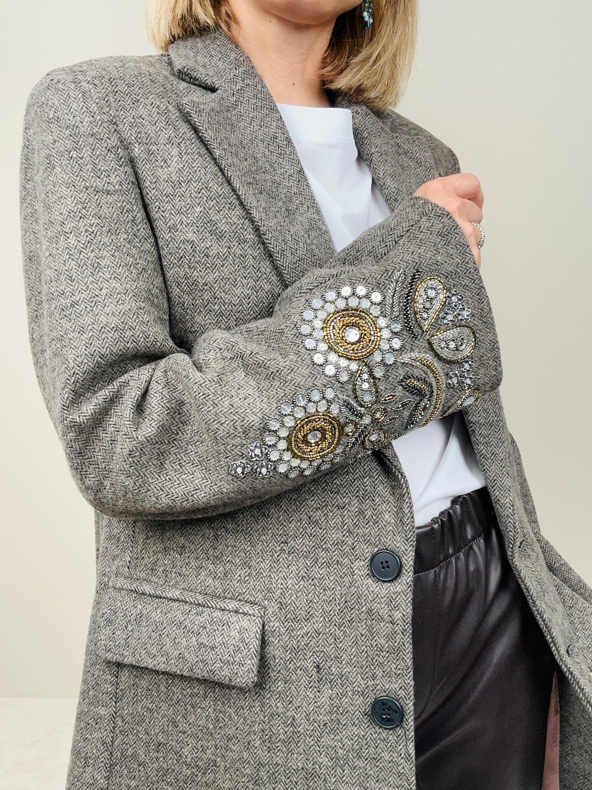 Blazer spinato con applicazioni
