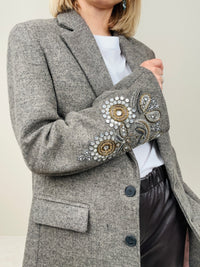 Blazer spinato con applicazioni