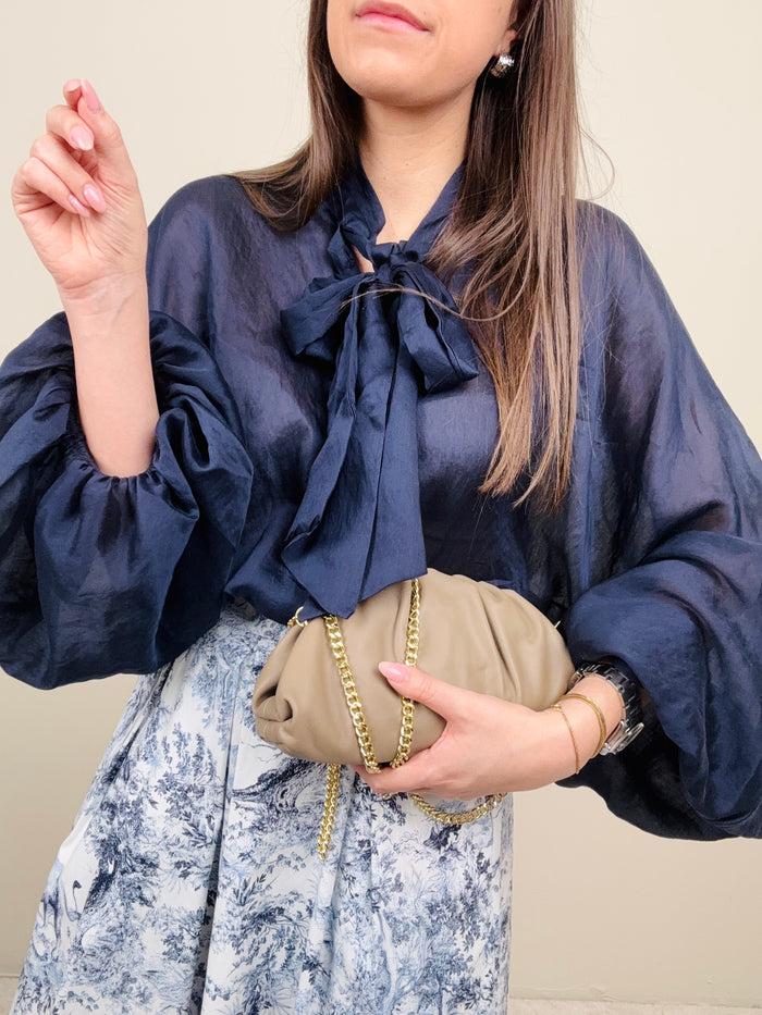 Camicia blu con fiocco