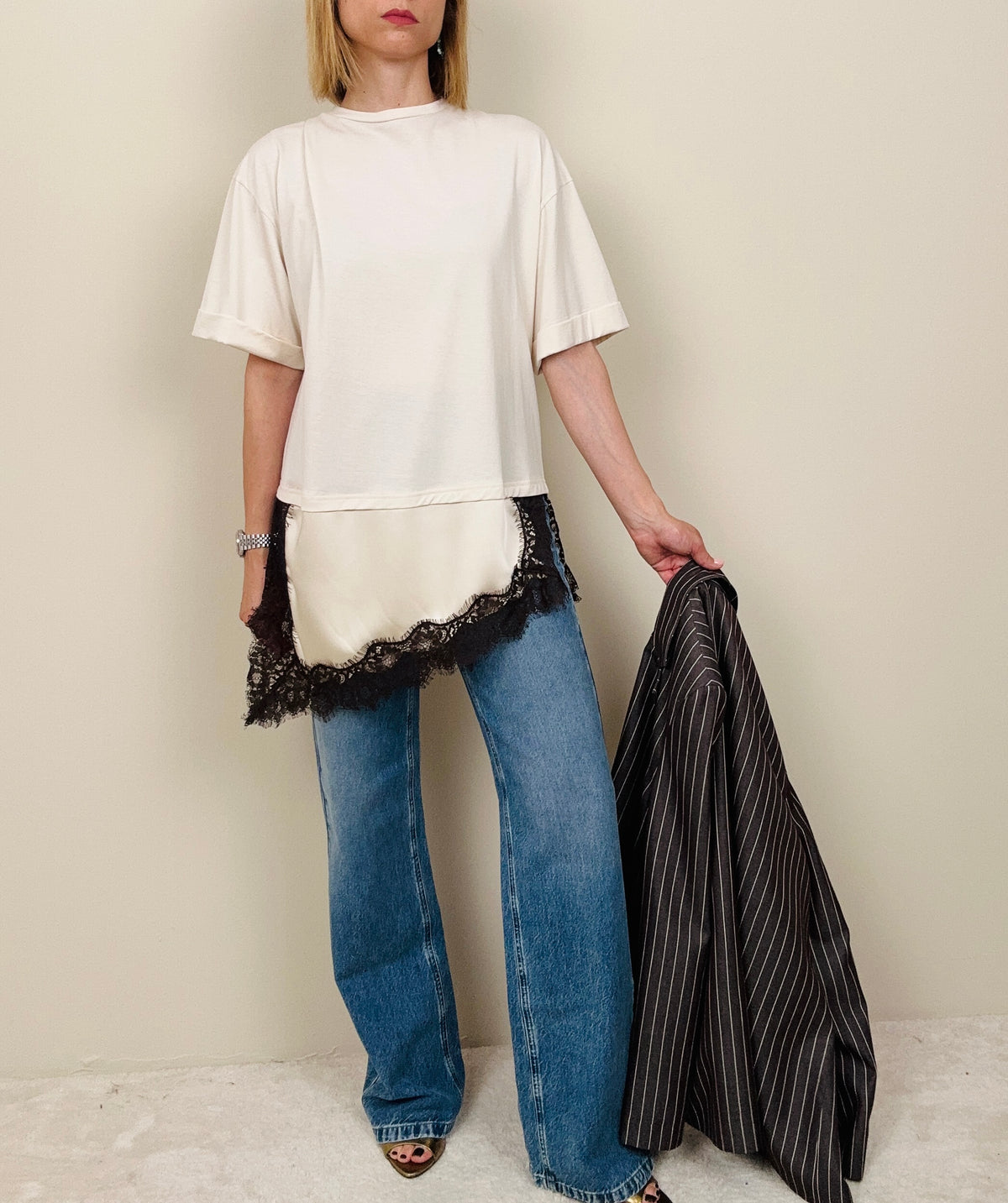 T-shirt beige con abbassamento in pizzo