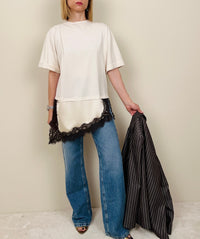 T-shirt beige con abbassamento in pizzo