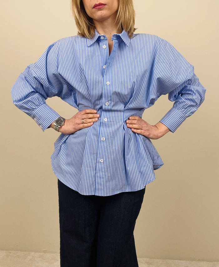 Camicia a righe stretta in vita